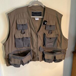 Field & Stream Fishing Vest Multi Pocket Multi Zip Retractable Lure Hook Tan 2XL
